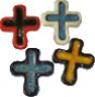 Croix et crucifix de formes, taille et couleur variées